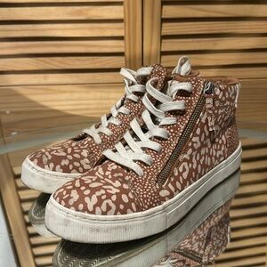 Women’s 9 Universal Threads sneaker shoe zipper